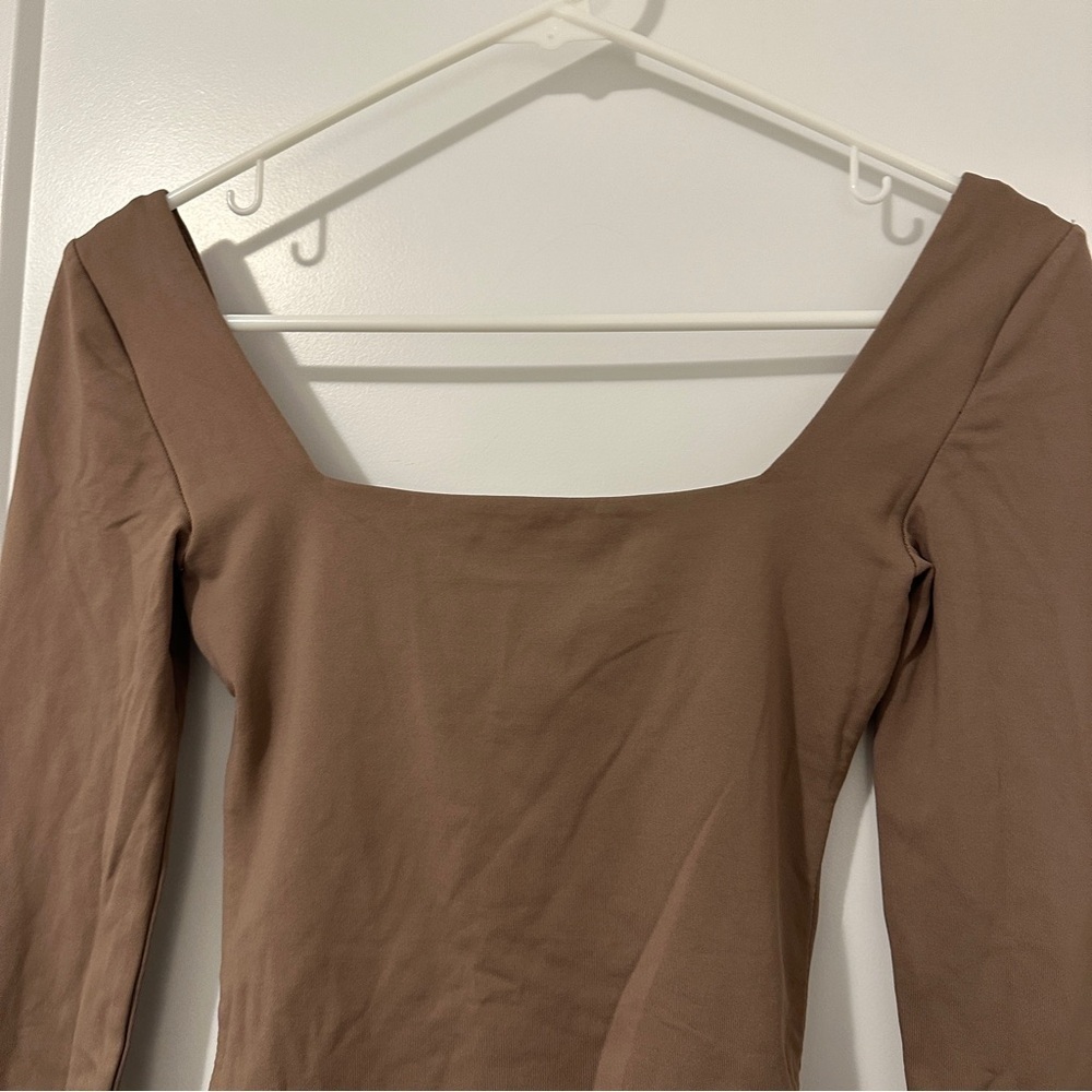 Aritzia Babaton Contour Square Neck Long Sleeve Brown Tan Bodysuit Size XXS - Picture 9 of 11